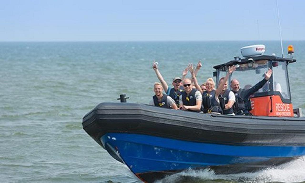 Chalet Op Camping Lauwersoog Met 3 Slaapkamers En Vaatwasser - Joycasa ภายนอก รูปภาพ